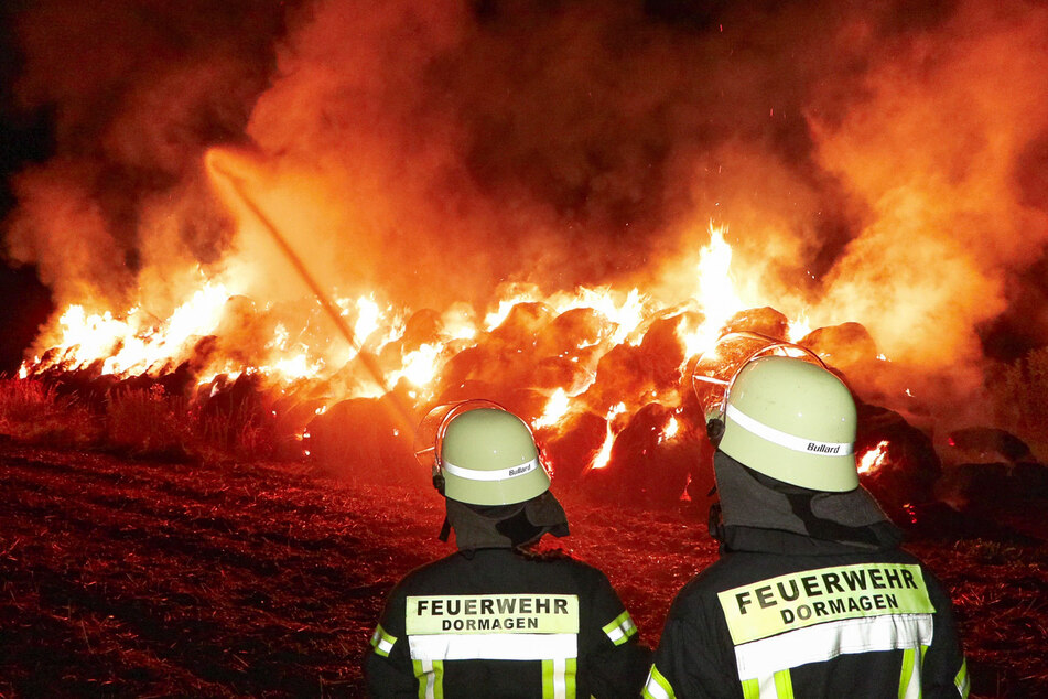 Der Einsatz auf dem brennenden Feld beschäftigte die Einsatzkräfte noch bis tief in die Nacht.