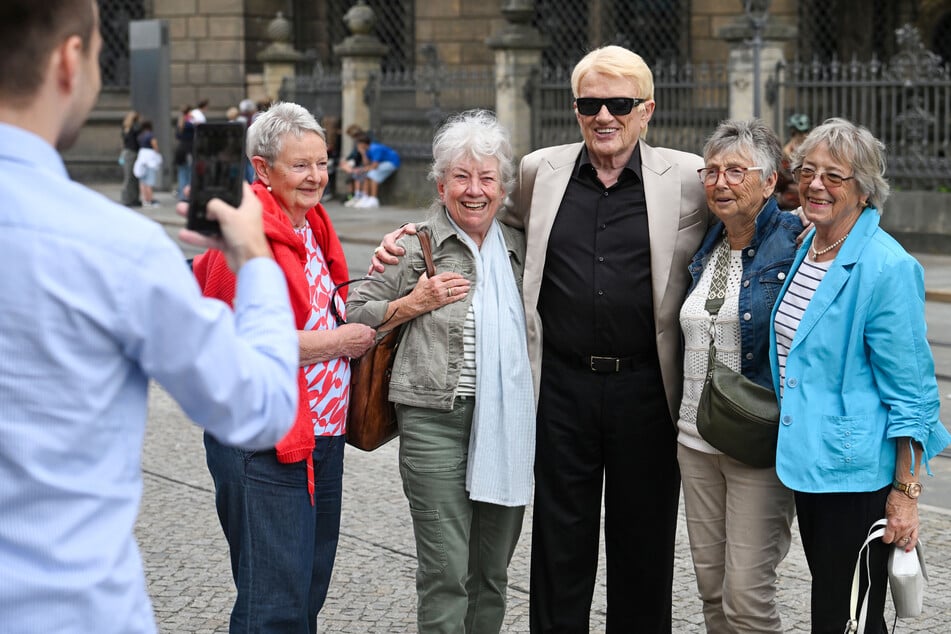 Kaum verlässt Heino das Hotel Kempinski, wird er von Passanten angesprochen.