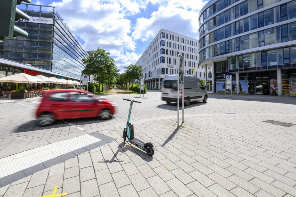 Ein "wild" parkender E-Scooter an der Theaterstraße Richtung Wall: Genau solche Fälle will der Stadtrat verhindern.