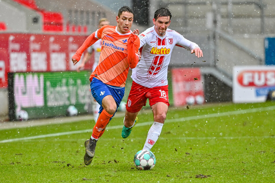 Christoph Moritz vom SSV Jahn Regensburg (r.) im Zweikampf mit Fabian Schnellhardt vom SV Darmstadt 98.