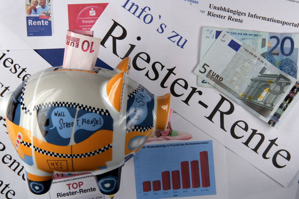 Sparschwein und kleine Scheine - die Verzinsung lässt bei der Riester-Rente allerdings zu wünschen übrig.