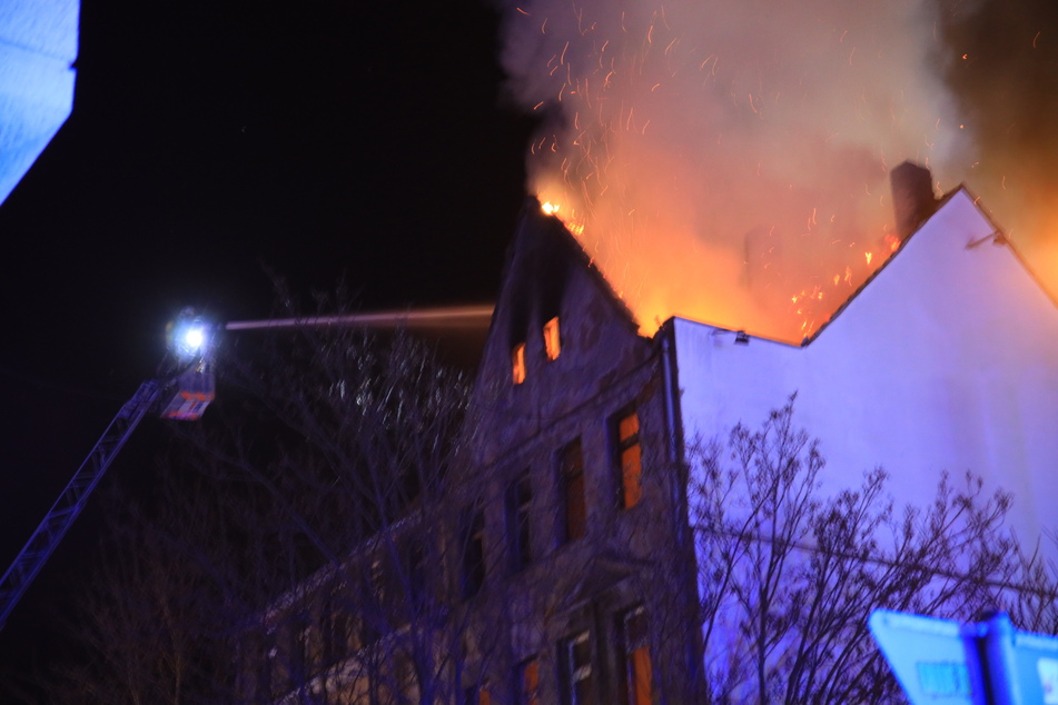 Das Feuer breitete sich rasant aus.