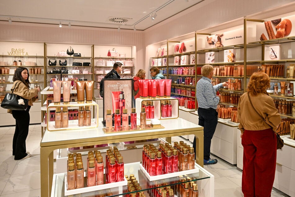 Neben Unterwäsche gibt es auch Düfte, Bodylotions und weitere Körperpflege-Artikel.