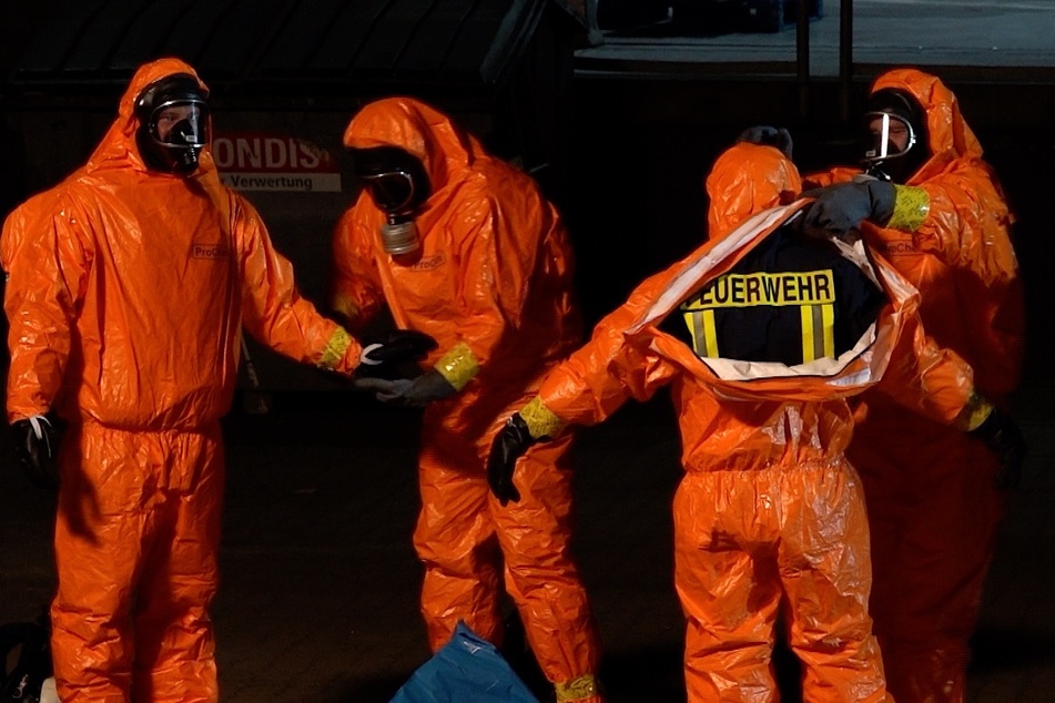 Die Einsatzkräfte mussten zur Bergung des Gefahrguts Schutzanzüge anziehen.