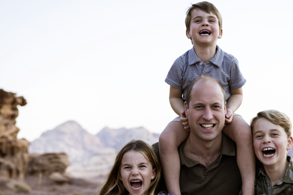 Prinz William (39), zeigt sich mit Prinzessin Charlotte (7), Prinz George (8) und Prinz Louis (4) hochzufrieden in der jordanischen Wüste.