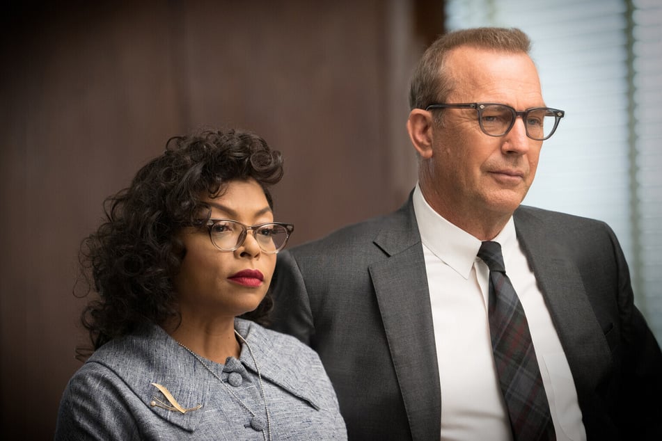 Katherine Johnson (Taraji P. Henson, 54, l.) muss sich im NASA-Team von Al Harrison (Kevin Costner, 70) behaupten.
