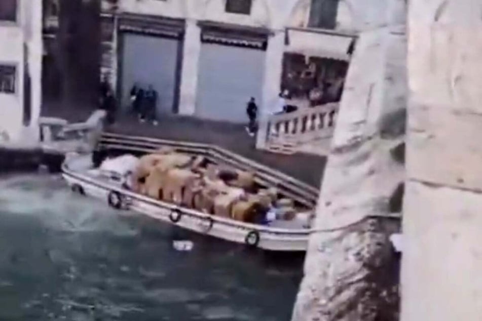 Pakete landeten im Wasser.