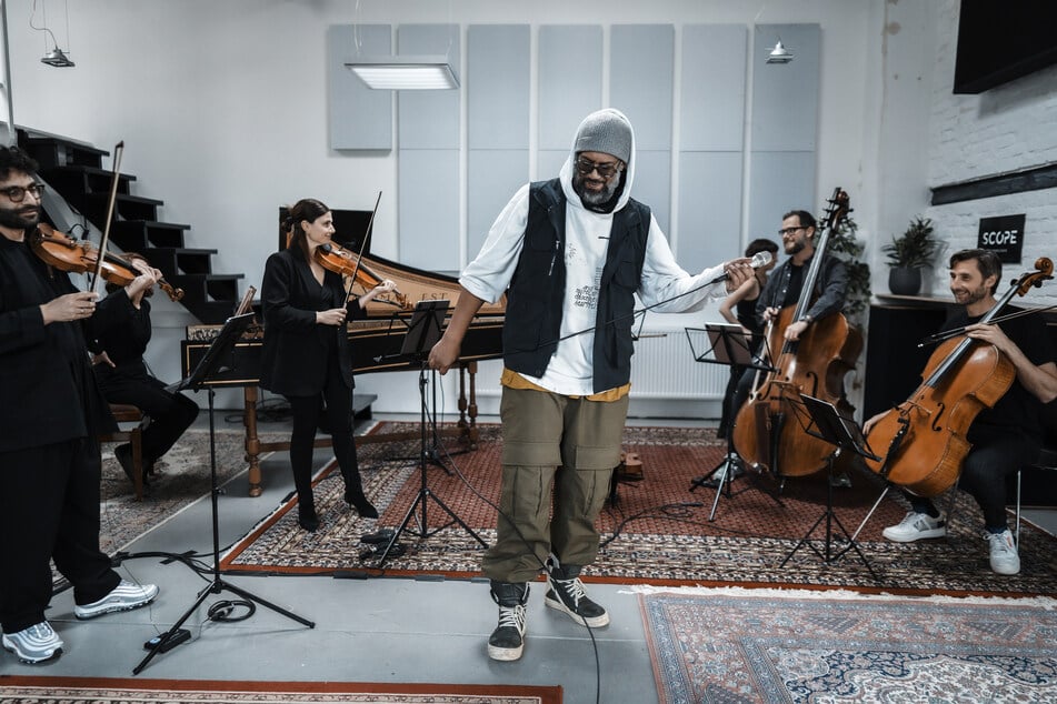 Das klassische, kammermusikalische Ensemble "Mikis Takeover!" und Rapper Samy Deluxe sind am 29. März in der Chemnitzer Stadthalle zu erleben.