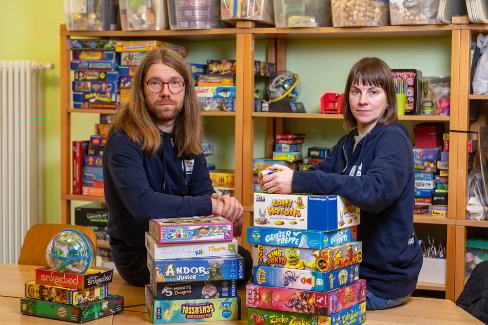 Die Sozialpädagogen David Morgenroth (37) und Claudia Elle (41) bangen um ihre Jobs, sind aber bis zuletzt mit viel Herzblut für die Kinder da.