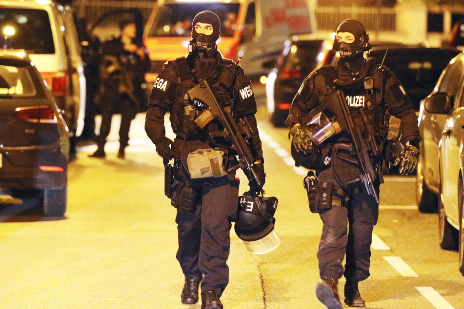 Eine Sondereinheit der Polizei rückte am Morgen an. (Symbolbild)