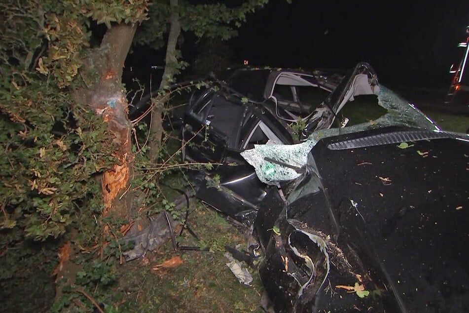 Der Fahrer wurde von der Feuerwehr aus dem Auto befreit und musste verletzt in ein Krankenhaus gebracht werden.