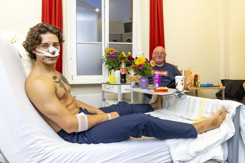 John Rudat (20, l.) wollte eine Frauengruppe beschützen und landete im Krankenhaus.