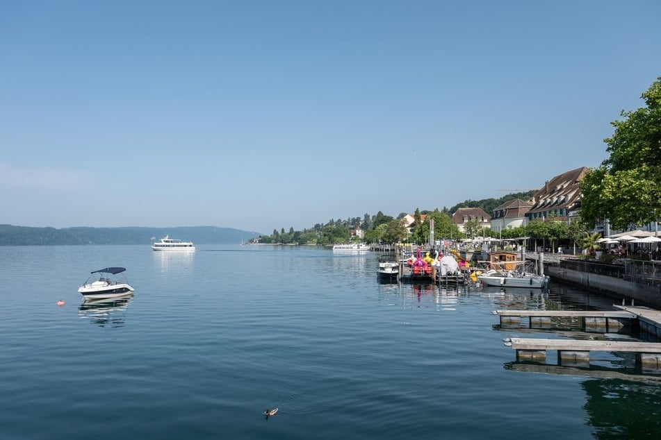 Das Auto muss nun aus dem Bodensee in Überlingen geborgen werden. (Archivfoto)