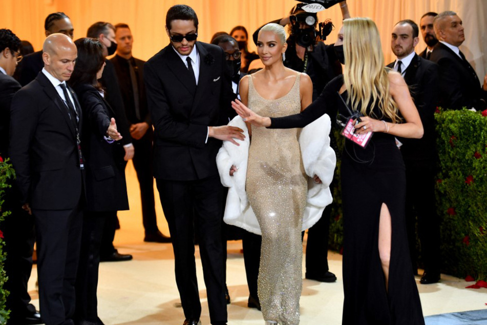 Profis haben sie unmittelbar vor ihrem großen Auftritt angekleidet, berichtete Kim Kardashian (41).