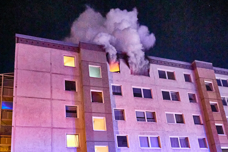 Dichter Rauch quoll nach dem Brandanschlag aus dem Plattenbau.
