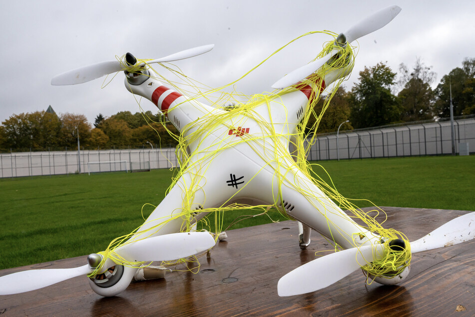 In einem Pilotprojekt wird der Einsatz des mobilen Drohnenabwehrsystems "Dropster" erprobt. Dabei wird ein Netz abgeschossen, indem sich die Drohne verfängt und abstürzt.