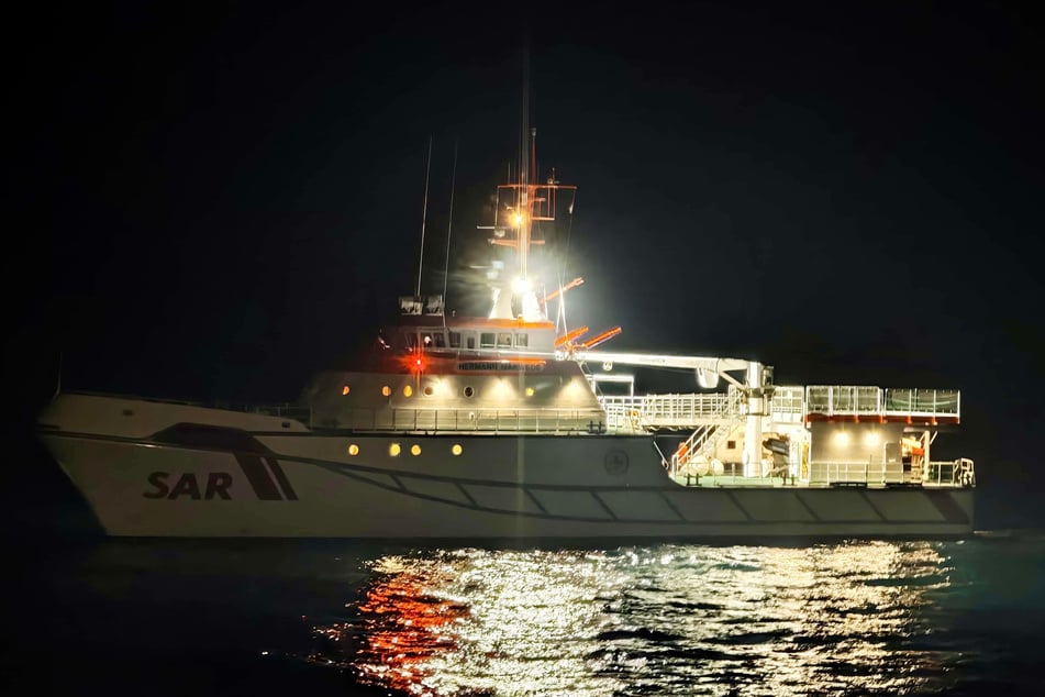 Der Seenotrettungskreuzer "Hermann Marwerde" übernahm den erkrankten Seemann rund fünfzig Seemeilen nordwestlich von Helgoland.
