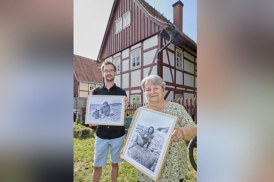 Museumsleiter Simon Wolf (33) und Vereins-Chefin Martina Angermann (66) zeigen Fotografien mit Gret Palucca auf Hiddensee.