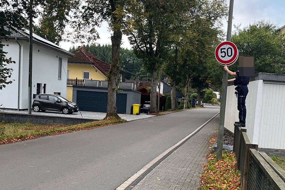 Polizisten mussten sich am Donnerstag um ein Fake-Temposchild im nordrhein-westfälischen Freudenberg kümmern.