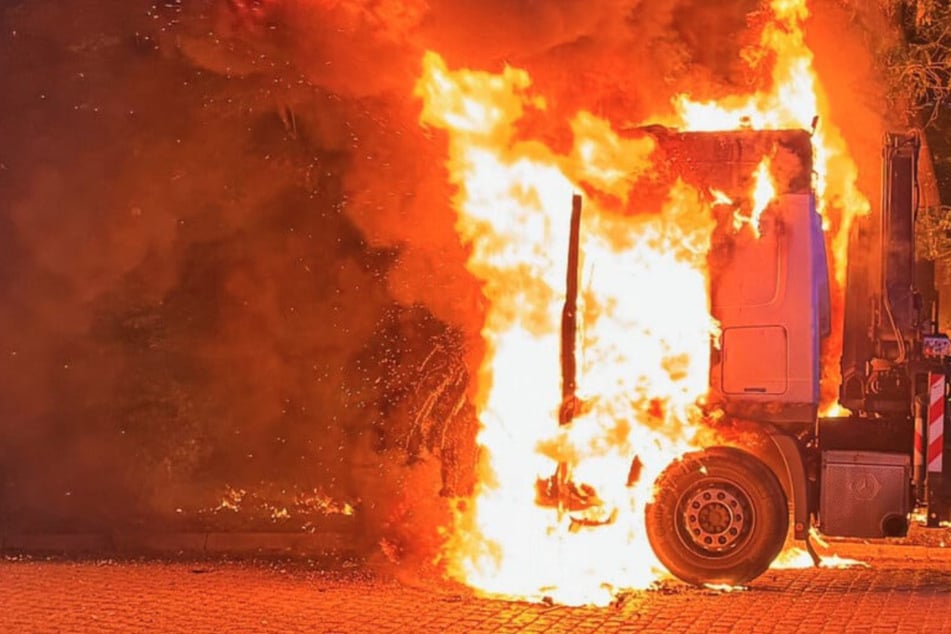 Lkw in Flammen: Feuer reißt Fahrer aus Schlaf