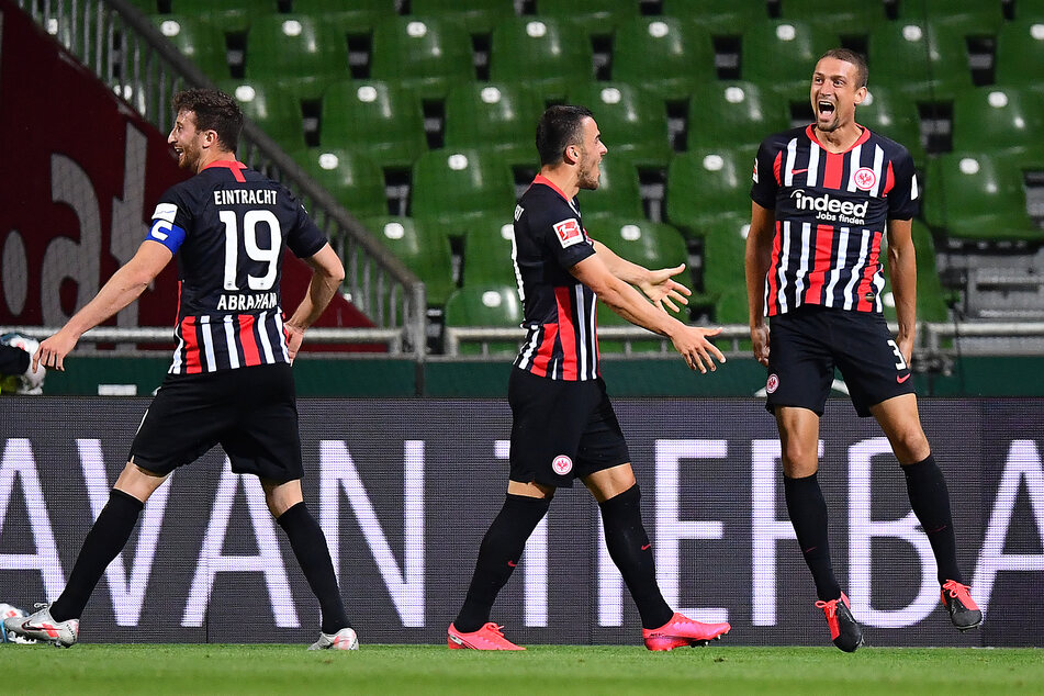 Frankfurts Stefan IIsanker (r.) bejubelt sein Tor zum 0:2 mit Filip Kostic (m.) und David Abraham.