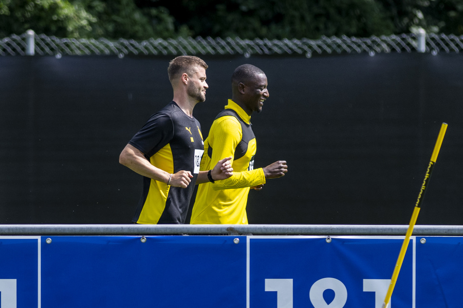 Für Serhou Guirassy (28, r.) ist im BVB-Trainingslager derzeit nur Joggen drin.