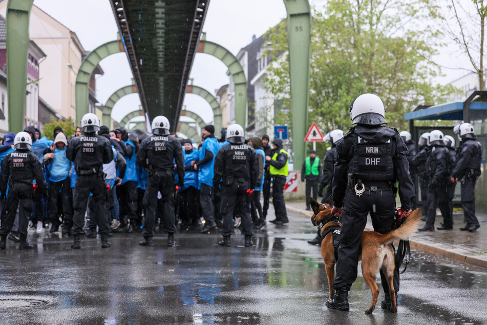 Viel Polizei am Wuppertaler Zoo-Stadion: Das steckt dahinter!