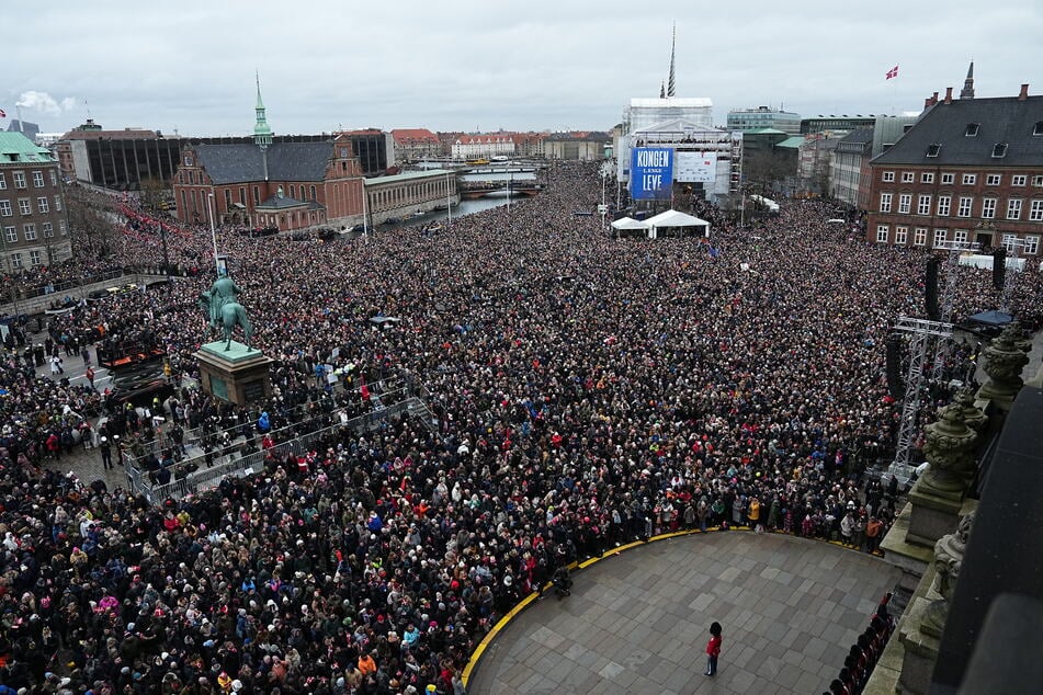 Abertausende Menschen kamen, um den neuen König zu begrüßen.