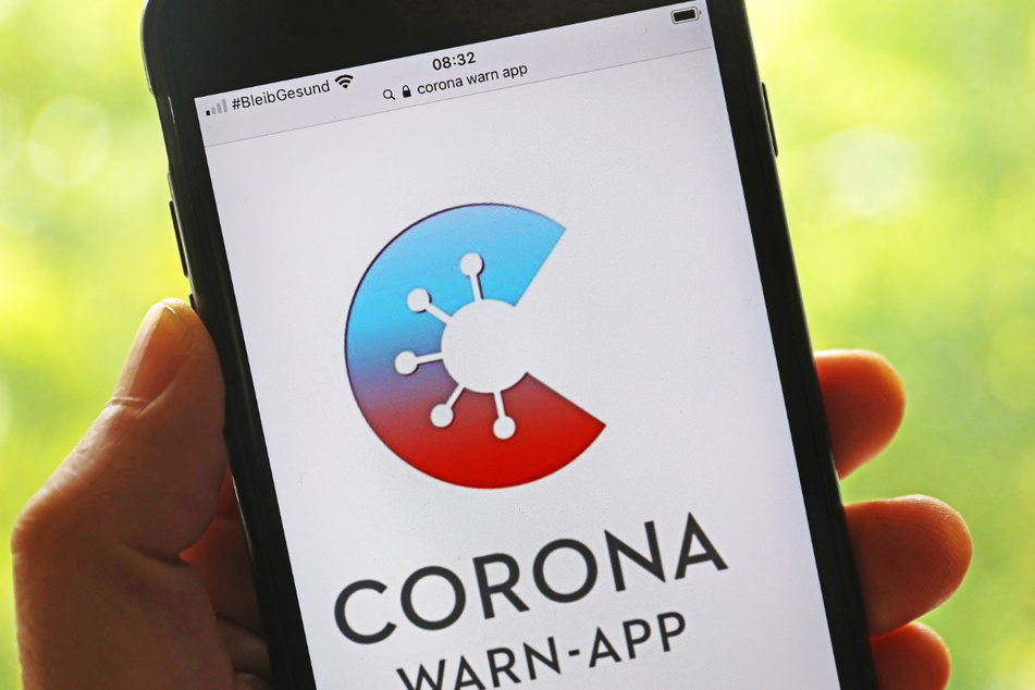 Die offizielle Corona-Warn-App ist auf einem Smartphone zu sehen. Der R-Wert in Bayern liegt seit einiger Zeit konstant über 1.