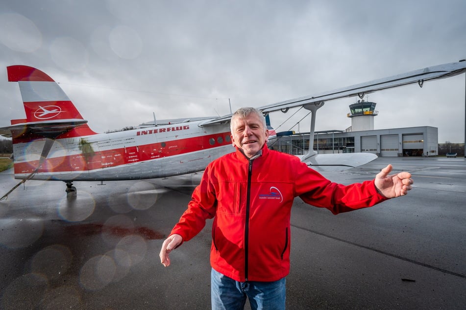 Abflug in den Ruhestand: Matthias Fahrhöfer (63) verabschiedet sich Ende des Monats nach fast 30 Jahren als Geschäftsführer des Flugplatzes Chemnitz-Jahnsdorf.
