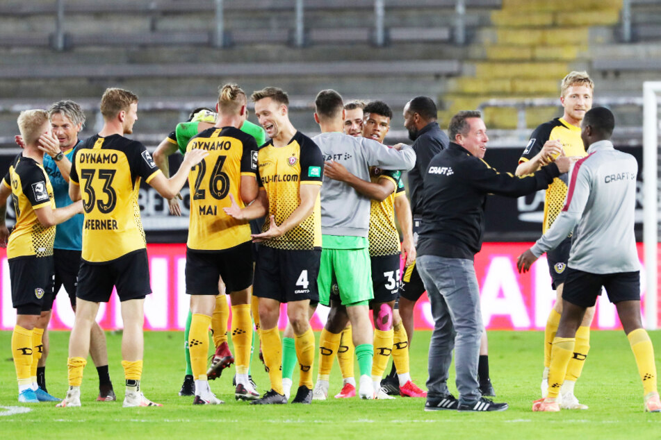 Dynamo-Coach Markus Kauczinski (3.v.r.) klatschte mit jedem Dresdner ab.