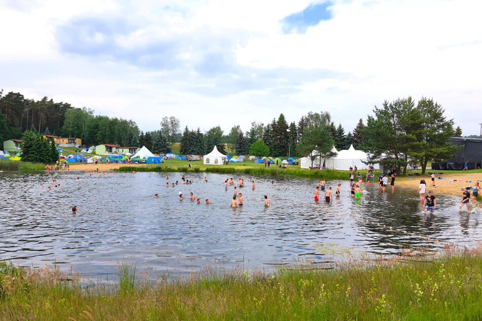 Beim alljährlichen Pfingstcamp in der Dahlener Heide lernen sich Jugendliche aus ganz Sachsen kennen. Viele reisen erstmals ohne Eltern.