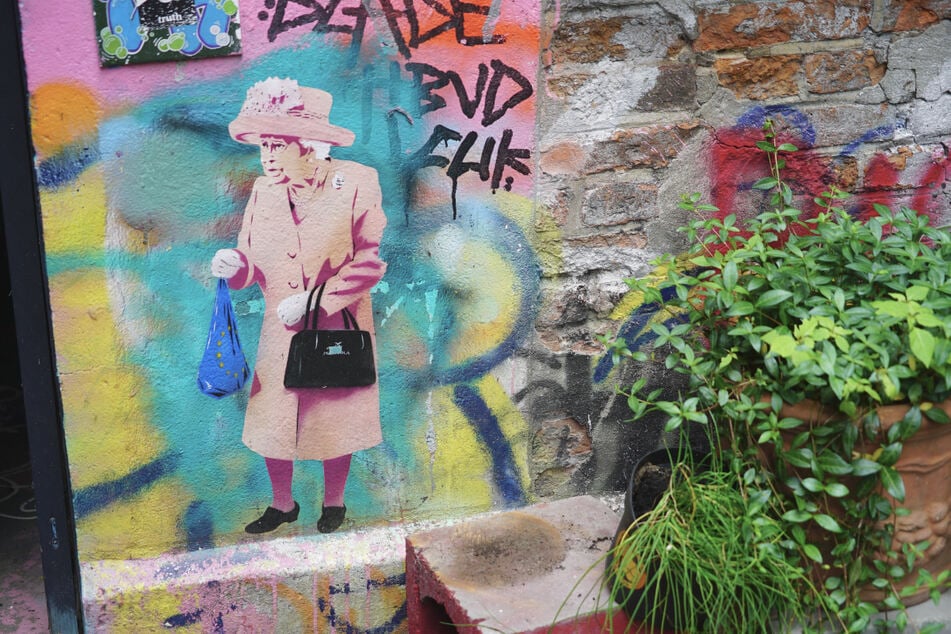 Zum 70. Thronjubiläum im Juni schuf ein unbekannter Streetartkünstler dieses Bild der Queen im Hamburger Gängeviertel.