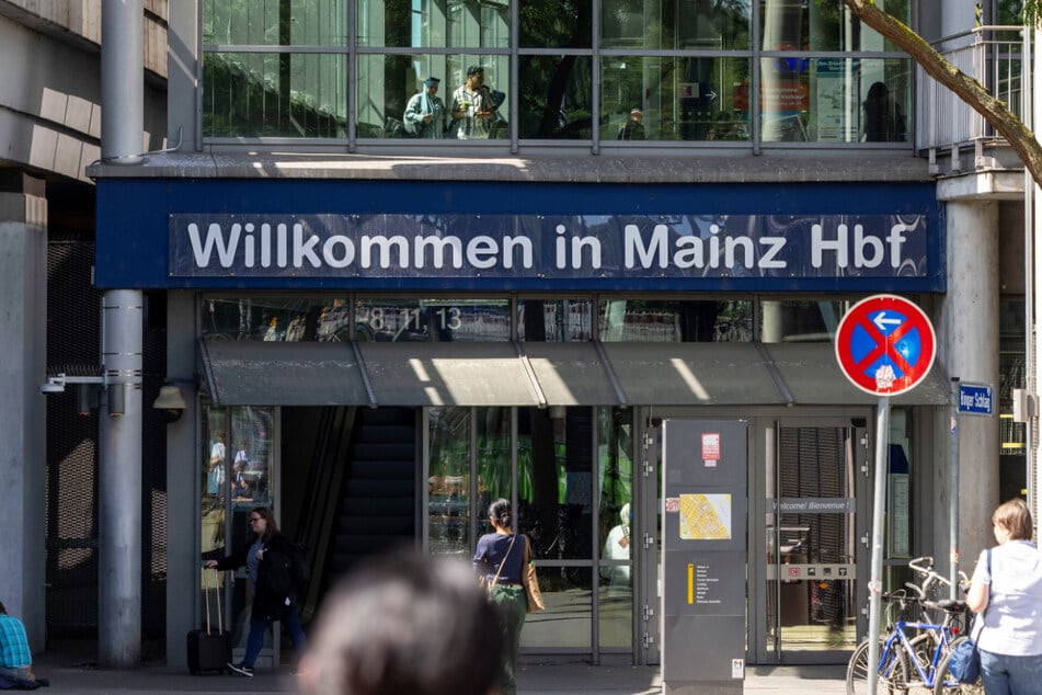 Attacke völlig aus dem Nichts! Mann greift Reisende mit Tierabwehrspray an