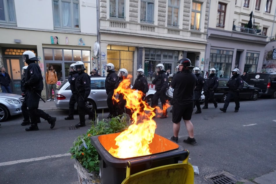 Eine Mülltonne brennt während der Demo in Hamburg.