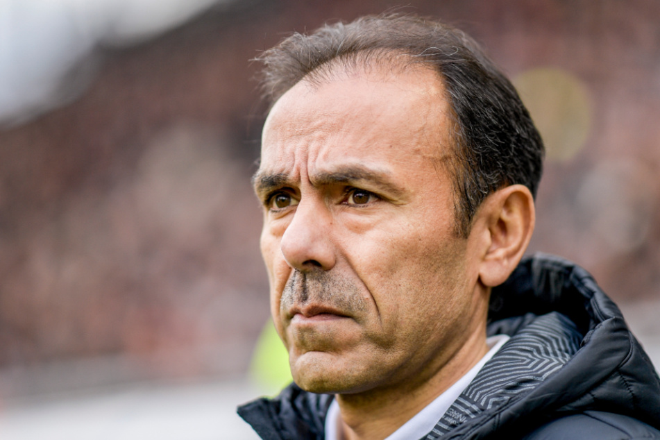 Trainer Jos Luhukay (56) hat eine bisher schlechte Auswärtsbilanz mit dem FC St. Pauli vorzuweisen. (Archivbild)