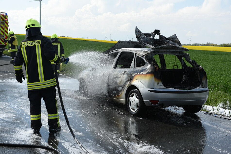 Chemnitz: Ford geht während der Fahrt in Flammen auf, Fahrer rettet sich