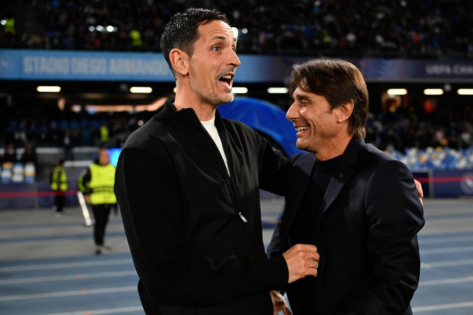 Während sich Napoli-Coach Antonio Conte (r.) zumindest verblüfft vom Frankfurter Catenaccio zeigte, nahm Eintrachts Dino Toppmöller dies als Kompliment auf.
