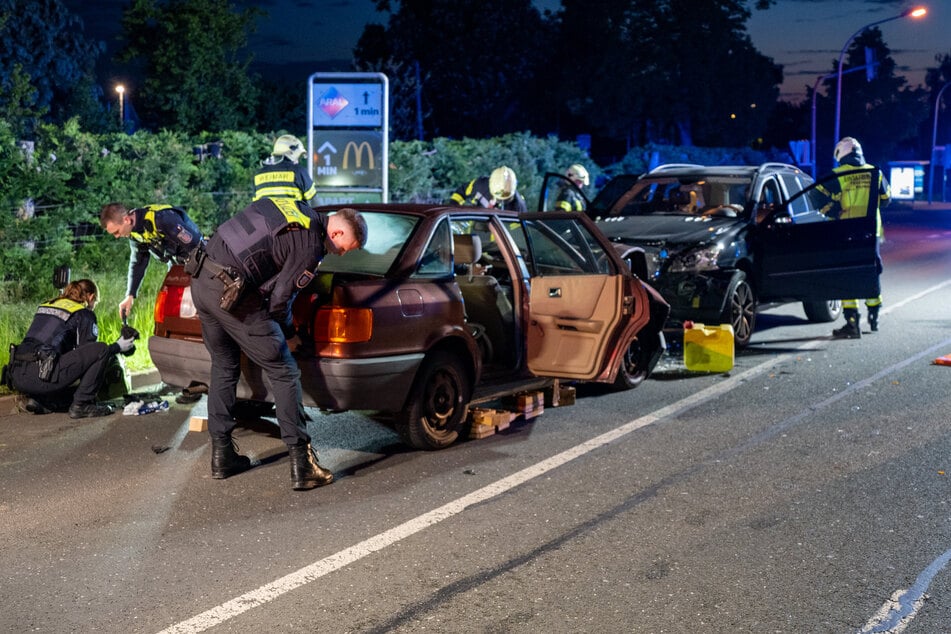 Audi kracht mit entgegenkommendem Mercedes zusammen: Fahrer eingeklemmt