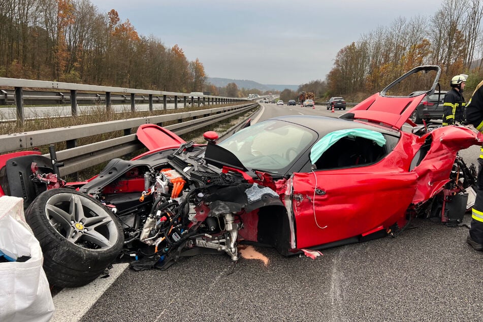 Der Ferrari gleicht nach dem Unfall einem Wrack. Die Fahrerkabine blieb jedoch weitgehend intakt.