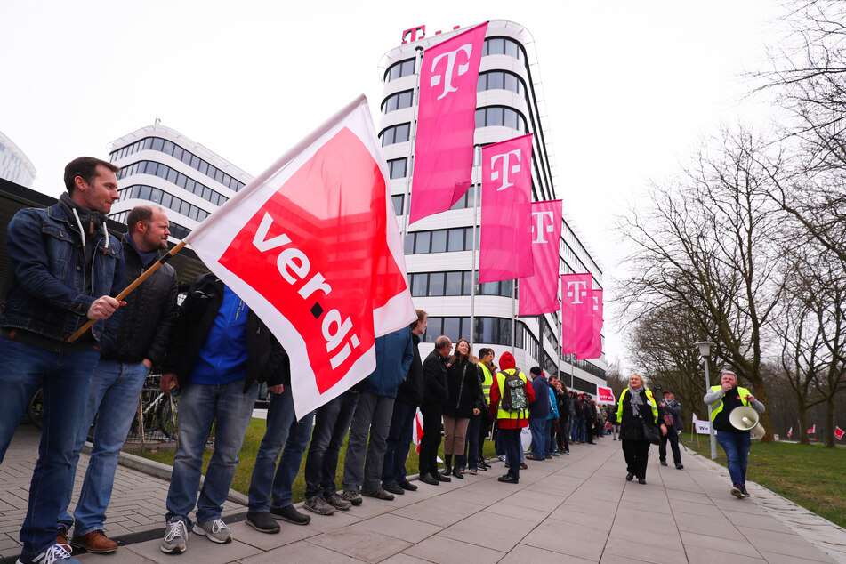 Nach Verhandlungen ohne Ergebnis: ver.di ruft Beschäftigte des Telekom-Konzerns zum Warnstreik auf. (Archivbild)