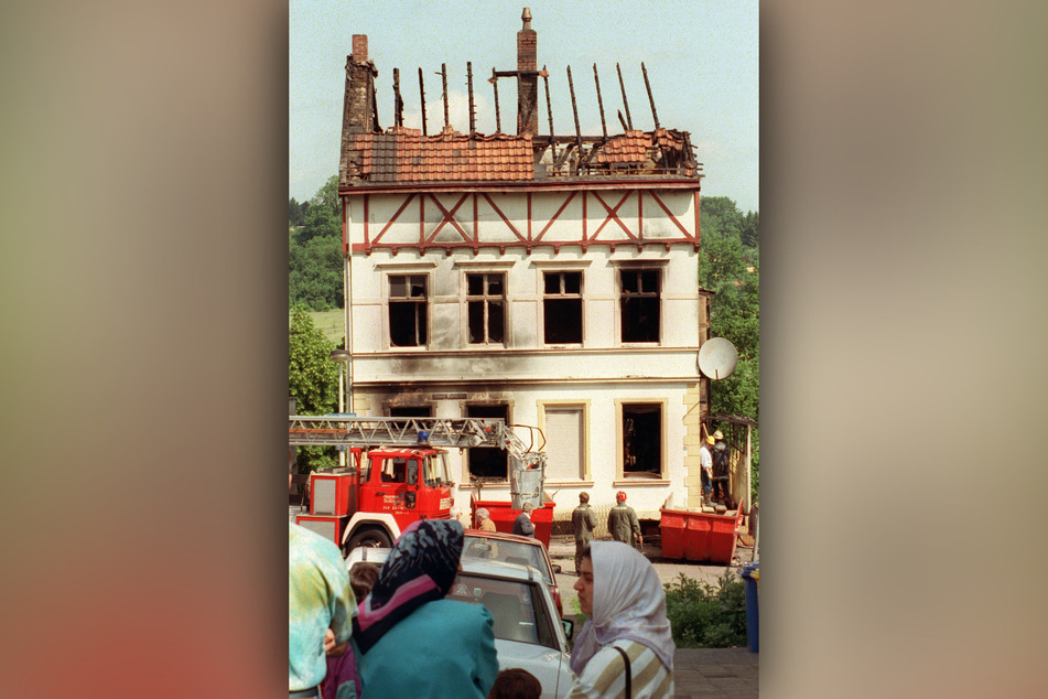 Das Bild des durch einen Brandanschlag völlig zerstörten Hauses war 1993 um die Welt gegangen. (Archivfoto)