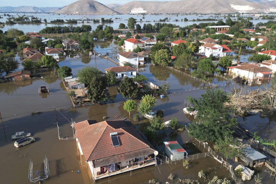 Hochwasser und Schlamm bedecken das Dorf Palamas.