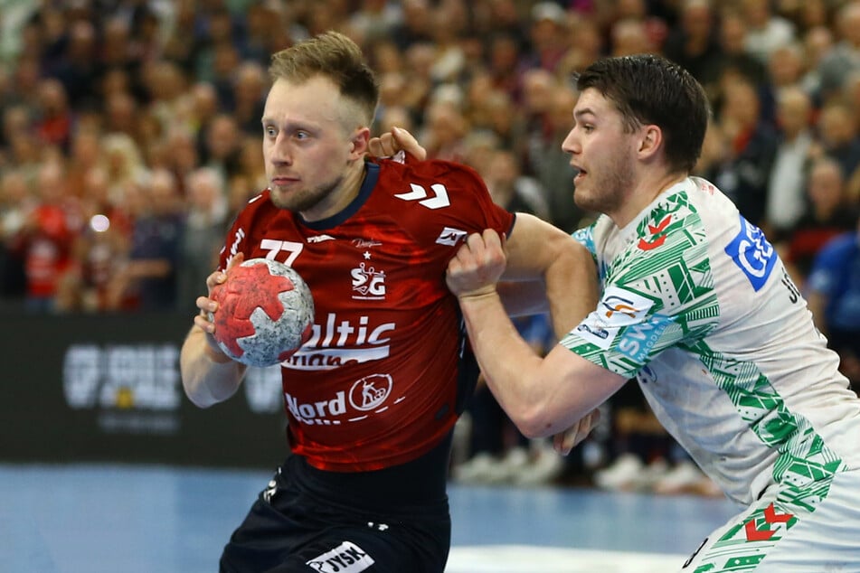 Elvar Örn Jonsson (28, r.) wird mindestens sechs Wochen aussetzen müssen.