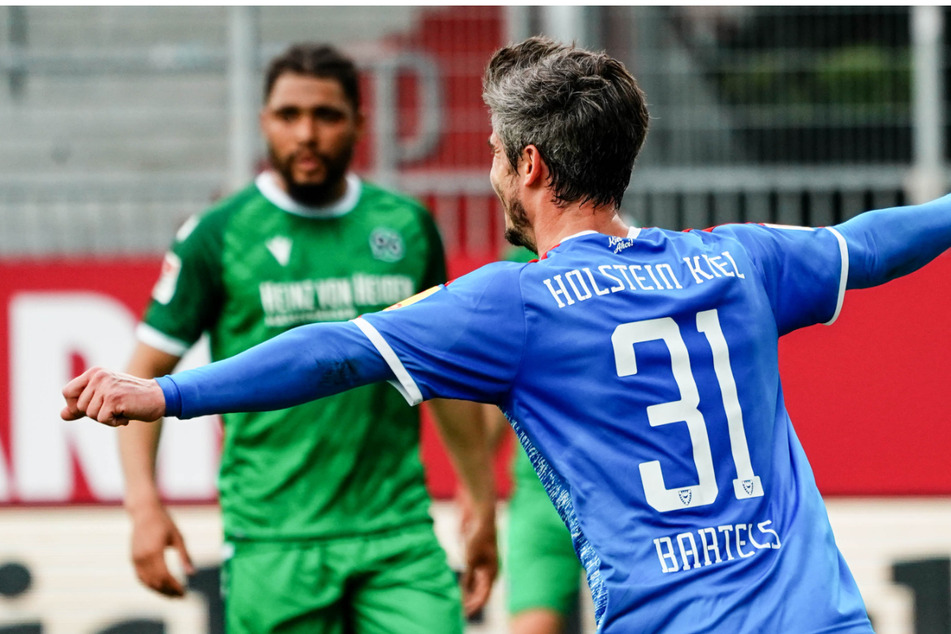 Bartels macht's! Der Oldie erzielte den Führungstreffer für den KSV Holstein.