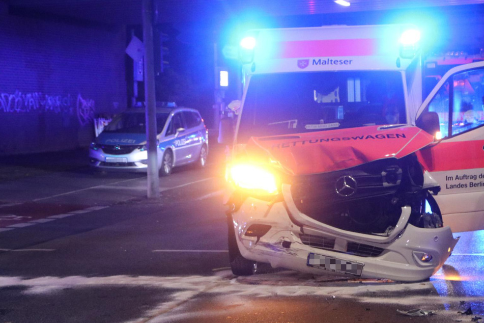 Unfall im Berliner Norden: Rettungswagen im Einsatz brettert in einen SUV