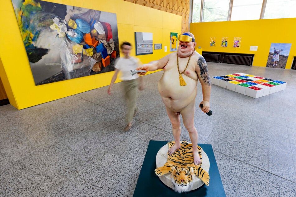 "His Holiness" heißt diese skurrile Skulptur von Daniel Paul. Hinten links das fotorealistische Chaos-Gemälde "Bags and Boxes II" von Leos Suchan.