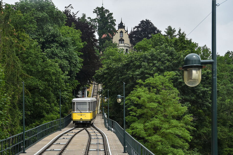 Drei Millionen Euro, 1,7 Millionen davon Fördergelder, wurden investiert: Ab Montag fährt die Standseilbahn wieder.