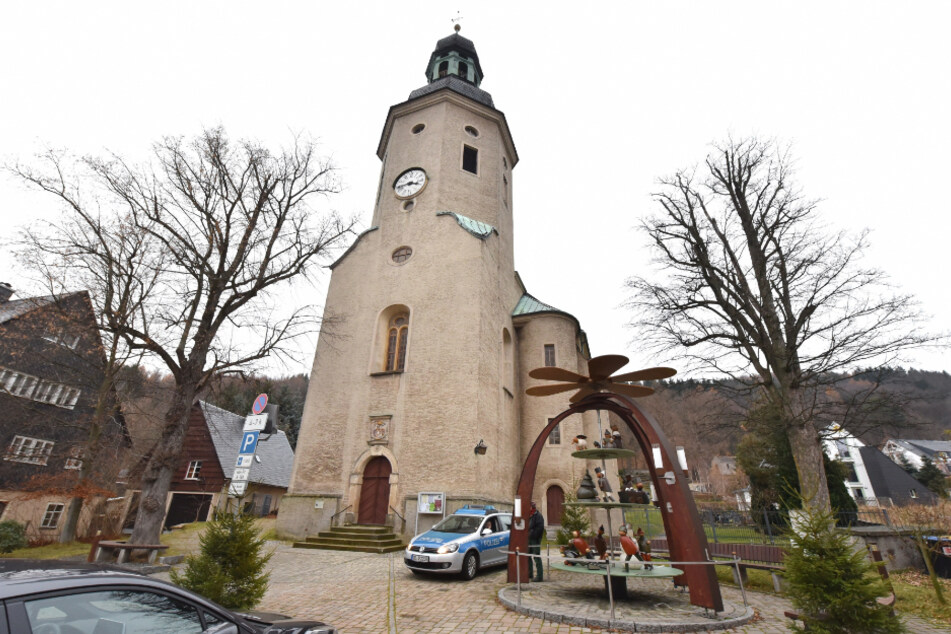 Die Polizei nahm ihre Ermittlungen in der Geisinger Kirche auf.