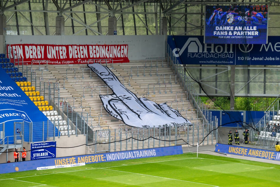 Wegen des reduzierten Gästekontingents hatten die Erfurter alle 800 Tickets zurückgegeben und waren im Stadion nur mit einem Mittelfinger präsent.